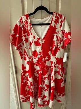 Signature by Robbie Bee Red and White Floral V-Neck Midi Dress
